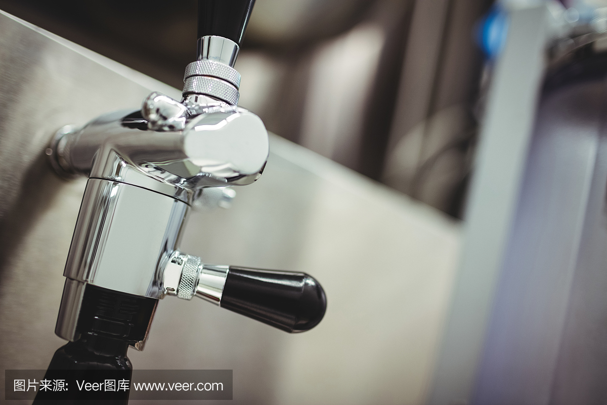 啤酒廠機器上的水龍頭